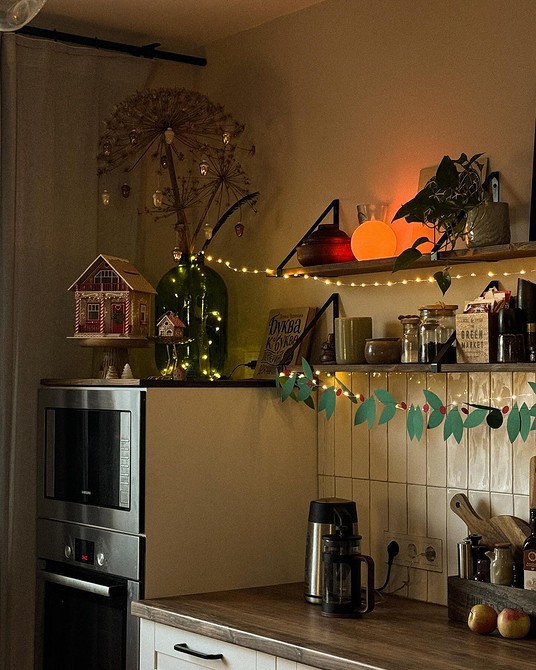 Garlands in the kitchen decoration